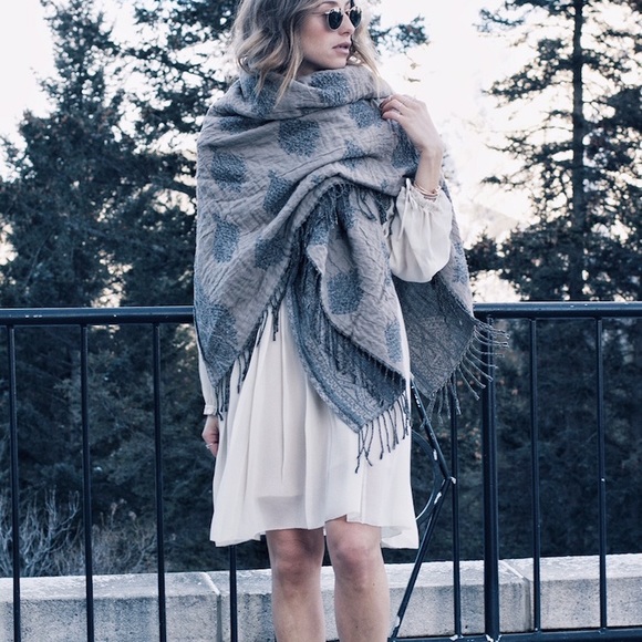 Aritzia Accessories - Aritzia Wilfred Medina Blanket Scarf